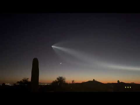 Beautiful plume from the launch of the Falcon 9 rocket in the night sky!